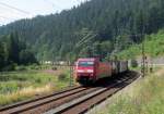 152 139-2 ist am 23. Juli 2014 mit einem Containerzug bei Förtschendorf in Richtung Saalfeld unterwegs.