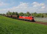 Die 152 123 mit einem Schotterzug am 25.04.2014 unterwegs bei Pleinting.