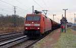 Mit einem Kokszug am Haken rollt 152 160 am 17.12.14 durch Meinsdorf Richtung Dessau.