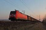 Nachdem 152 110-3 ihren gemischten Güterzug in die Schweiz gebracht hat, ist sie nun mit einem vollen Redbullzug aus Bludenz auf dem Weg nach Bremerhaven. (Hügelheim, den 08.03.2014)