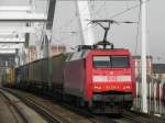 Noch ein Güterzug, diesmal gezogen von 152 190-5, am 08.03.2015 um 16:00 Uhr auf der Konrad-Adenauer-Brücke zwischen Mannheim und Ludwigshafen.