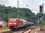
Die 152 057-6 (91 80 6152 057-6 D-DB) der DB Schenker Rail Deutschland AG fährt am 22.08.2015 mit einem Kesselwagenzug, mit Ethylendichlorid (gehört zu den Chlorkohlenwasserstoffen), durch Betzdorf/Sieg in Richtung Siegen.