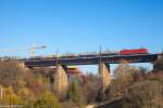 152 von DB Schenker überquert das noch stehende Viadukt in Emskirchen, 03.11.2015