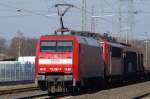 DB 152 080-8 zieht am 27.02.2016 eine DB 155 sowie einen Güterzug durch Ratingen Lintorf