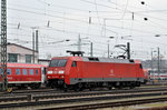 DB Lok 152 094-9 durchfährt den Badischen Bahnhof.