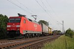 Am 12.05.2015 fuhr 152 085-7 mit einem Containerzug aus Richtung Basel bei Hügelheim in Richtung Norden, als sie den Fotografen passierte.