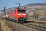 152 013-0 passiert mit einen Aufliegerzug am 15.02.2017 Thüngersheim.