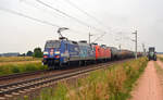 Als der Albatros 152 134 mit einem Kesselwagenzug und der Wagenlok 145 073 sich am 08.07.17 in Rodleben Richtung Roßlau vom Acker machte rollte der ortsansässige Bauer mit seinem