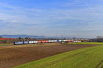 152 135 mit einem Containerzug am 25.01.2018 bei Straubing. 