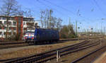 152 137-6  (DB/TFG-Transfracht) rangiert in Neuss-Gbf . 
Aufgenommen vom Bahnsteig 7 in Neuss-Hbf. 
Bei schönem Frühlingswetter am Nachmittag vom 6.4.2018.