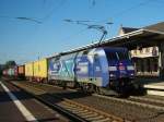 Gerade auf dem Bahnseig des Bahnhofs Bad Hersfeld angekommen, kam auch schon 152 135-0 mit einem Containerzug in Fahrtrichtung Norden vorbei.