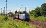 152 134 bespannte einen gemischten Gterzug am 22.06.13, fotografiert bei der Durchfahrt in Grokorbetha Richtung Halle/Leipzig.