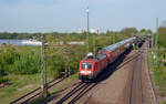 182 011 überquert mit einem RE nach Berlin Ostbahnhof am 28.04.18 die Havelbrücke in Potsdam. 
