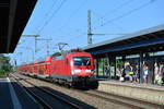 182 020 zieht den RE1 in den Brandenburger Hbf. Dort warten bereits viele Fahrgäste auf den Zug.

Brandenburg 23.07.2018