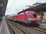 Ausfahrt 182 004 mit dem RE 1 nach Rostock Hauptbahnhof am 02. August 2019 aus den Bahnhof Schwerin Hauptbahnhof. Auf Gleis 2 fährt ein RE der ODEG nach Cottbus ein.