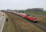 Am 04.02.2022 überführte DB Regio mit der 182 014 9 Wagen von Cottbus nach Mukran. Hier aufgenommen von einer Brücke bei Rambin (Rügen).