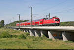 Mit dem fünfteiligen Dosto-Park überquert 182 014-1 (Siemens ES64U2) die Umflutehle in Biederitz.

🧰 DB Regio Nordost
🚝 RE 3115 (RE1) Magdeburg Hbf–Eisenhüttenstadt
🕓 16.5.2022 | 11:15 Uhr