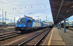 182 567-8 hat Ausfahrt in Budapest-Keleti pu (HU) auf Gleis 3.
Die Siemens ES64U2 hat in Ungarn eine neue Heimat gefunden. <a href= https://www.bahnbilder.de/bild/Deutschland~Sonstiges~Lokzuge/1355434/gar-nicht-auf-dem-schirm-gehabt.html  target= _blank >Knapp ein Jahr vorher</a> wurde sie bei ihrer Überführung in Halle (Saale) beobachtet.

🧰 Akiem S.A.S., vermietet an MÁV Rail Tours Kft.
🚝 EC 146  Tisza–Szamos EuroCity  Chop (UA)–Wien Hbf (AT)
🕓 10.9.2024 | 14:45 Uhr