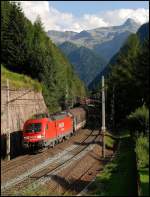 sterreichurlaub 2008 - DB: Die 182 013 zieht einen Gterzug in Richtung Innsbruck.