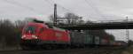 182 005-9 ist am 31.01.09 bei der Durchfahrt mit einem Containerzug Richtung Hamburg in Radbruch zusehen.