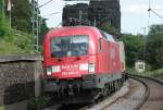 Die 182 005-9 der Railion legt sich mit ihrem Gterzug in die Kurve von Erpel am 16.07.2009