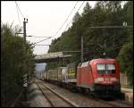 In Wrgl wurde umgespannt. Die 182 016 (9180 6182 016-6 D-DB) hat sich ans Zugende gesetzt und schiebt nun diesen Zug zum Brenner. Aufgenommen in Terfens-Weer am 31.07.2009.
