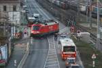 182 020 der Railion DB Logistics beim berqueren des Handelskai in Wien am 05.12.2009.