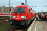 182 006-7 steht beim Eisenbahnfest in Berlin-Lichtenberg auf Gleis 22. Am Haken hat sie den 80 25-04 144-5 DBuza 748.0  Fahrrad Express . 02.10.2010