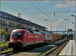 182 023-2 durchfhrt am 11.09.2010 mit Sattelauflieger den Bahnhof von Regensburg. (Hans)