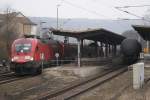 182 016-6 vor RB 16324 bei Halt auf Bahnsteig 2 im Bahnhof Bad Ksen,whrend ein Gterzug,gezogen von 185 551-9 den Bahnsteig 1 durchfhrt,14.02.2011