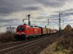 Die 182 020 am 13.11.2010 mit einem Gterzug unterwegs bei Obertraubling.