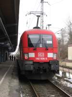 Am Gleis 4 steht die E-Lok 182 008-3 der DB AG mit ihrem RE 37383 zur Weiterfahrt nach Cottbus ber Schwerin und Berlin zur Abfahrt bereit. Bad Kleinen 16.02.2012