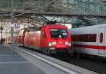 Die 182 013-3 zieht am 01.09.2012 den RE 37413 nach Cottbus, hier beim Halt in Berlin Hbf.