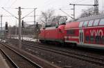 182 022 wartet mit der S1 nach Bad Schandau auf Abfahrt im Bahnhof Pirna. Das Signalbild verrt mit dem Verlassen des Bahnhofs einen Gleiswechsel. 04.12.2012