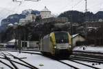 182 912-5 beim Rangieren an einen Gterzug nach Italien am 27.1.2013 in Kufstein.