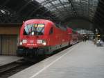 182 019 steht am 03. April 2013 mit dem RE 17077  Saxonia  nach Dresden im Leipziger Hbf. Dieser Zug kam als Ersatzgarnitur fr eine Talent 2 Einheit zum Einsatz und bestand aus der genannten Lok und einer Dresdner S-Bahn Garnitur.