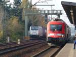 Während 182 018 der S-Bahn Dresden auf die Abfahrt wartet fährt auf dem Nachbargleis Metrans 186 182 mit einem gemischten Güterzug am Haken durch Dresden-Strehlen.14.11.2014.