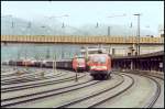 182 022 ist soeben mit einem Kombizug in den Bahnhof Kufstein eingefahren.
