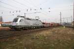 182 004 im Porsche Design auf dem Weg in ihre Heimat bei der Durchfahrt im Bahnhof Wels am 24.