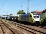 Am 04.05.07 stand ES 64 U2-002 mit einem Zementzug im Bahnhof Neustrelitz.