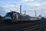 Die MRCE 185 521-5 von Railadventure gemietet samt zwei Schutzwagen kommt durch Grevenbroich gen Rheydt fahrend am heutigen Freitag den 9.2.2018, es steht zu vermuten das sie in Mönchengladbach