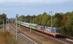 Neben dem Flixtrain führte 242 503 noch seinen Bruder 242 504 nach Berlin. Hier passiert der FLX 1818 am 20.10.18 den Bahnhof Elstal.