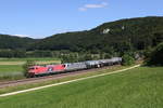 120 145 & 182 600 von Widmer Rail Service  mit einem Kesselwagenzug aus Ingolstadt kommend am 24. Juni 2020 bei Dollnstein im Altmühltal.