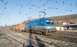 182 912-6 ist am 21.12.2021 mit einem Containerzug im Bhf.Gemünden/M. in Richtung Süden Unterwegs.