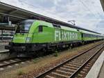 Am 25.06.2021 stand die Dispo-Lok 182 521-5 (91 80 6182 521-5 D-DISPO) bzw. ES 64 U2-021 vor einem Flixtrain im Bahnhof Lichtenberg mit Fahrtrichtung Stuttgart.