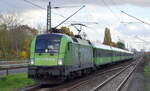 Flixtrain mit dem MRCE Taurus   ES 64 U2-021  [NVR-Nummer: 91 80 6182 521-5 D-DISPO] und Wagengarnitur am 25.10.22 Durchfahrt Bahnhof Berlin Hohenschönhausen.
