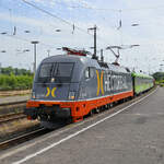 Die Elektrolokomotive 242.502 ZURG ist hier mit einem Flixtrain-Zug bei der Durchfahrt in Wanne-Eickel zu sehen. (Juni 2024)