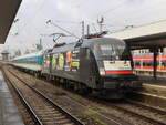 Einfahrt 182 596-7 (Siemens ES64U2-096) mit einem Personenzug in den Hauptbahnhof von München am 03. Dezember 2024.