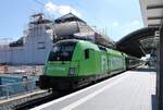 NeS 182 522 mit dem FLX 1240 von Stuttgart Hbf nach Berlin Hbf (tief), am 24.08.2022 beim Halt in Halle (S) Hbf.