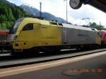 Eine Taurus-Lok des Schienentransport-Unternehmens Lokomotion ist zusammen mit einer BB-Lok im Bahnhof Schwarzach - Sankt Veit vor einen Gterzug gespannt, um denselben in wenigen Minuten ber die